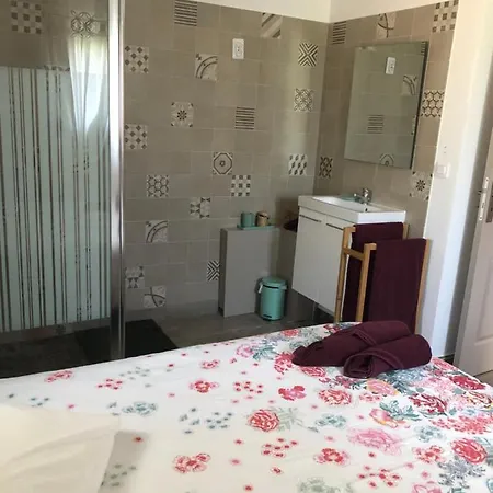 Le Au Calme D'aubignan 4 Personnes, 1 * Aubignan